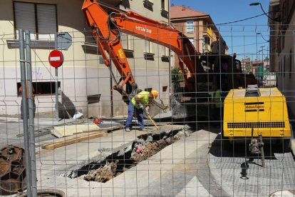 Obras de saneamiento de un colector en una calle de la capital.