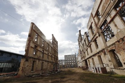 El proyecto del Palacio de Congresos dará una solución al aire libre a los muros de la antigua Azucarera Santa Elvira.