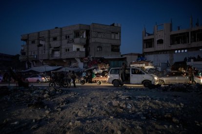 Palestinos huyen por la noche tras una orden de evacuación emitida por el ejército israelí para abandonar los barrios orientales de Jan Yunis, en el sur de la Franja de Gaza, el 1 de julio de 2024. EFE/EPA/HAITHAM IMAD