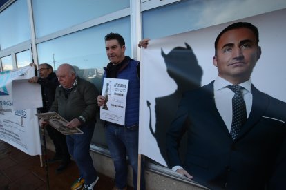 Afectados por la macroestafa, con una foto del cabecilla del grupo en una de las manifestaciones de protesta celebradas en Ponferrada.