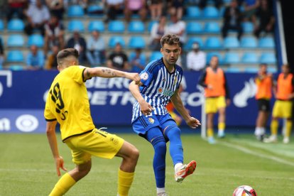 La SD Ponferradina, en un encuentro de la Primera Federación ante el Real Unión.