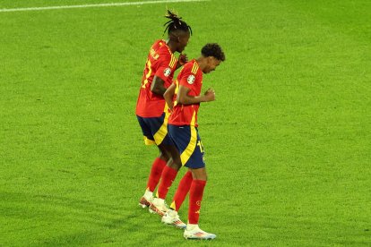 El español Nico Williams (I) celebra con Lamine Yamal el 3-1 a Georgia en Colonia, Alemania. EFE/EPA/MOHAMED MESSARA