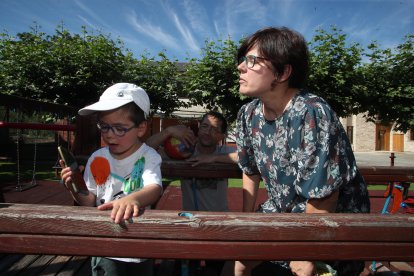 Fidel juega a diario en el parque con otros niños del pueblo.