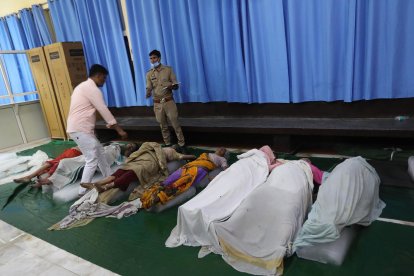 Los cuerpos de víctimas de la estampida esperan su identificación en un hospital de Hathras, Uttar Pradesh, India, el 3 de julio de 2024. EFE/EPA/HARISH TYAGI