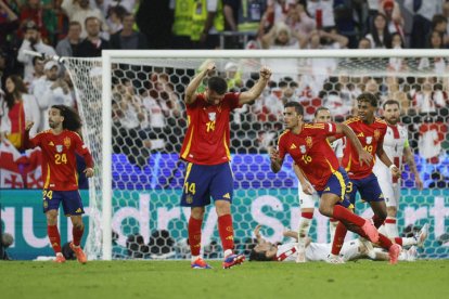 El centrocampista de la selección española de fútbol Rodri (2-d) celebra tras marcar ante Georgia.