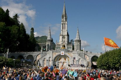 Un grupo de peregrinos ante la basílica de Lourdes. EFE/Guillaume Horcajuelo