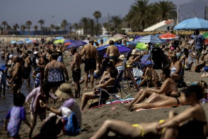 Vista general de la playa de la Malagueta (Málaga) este martes. EFE/Jorge Zapata