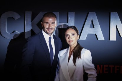 El ex futbolista británico David Beckham y su esposa, la diseñadora de moda británica Victoria Beckham, asisten al estreno de 'Beckham' en el Curzon Mayfair, Londres, Gran Bretaña, 03 de octubre de 2023.EFE/EPA/Tolga Akmen