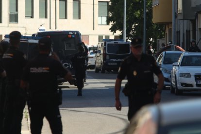 Momento de la intervención policial en el barrio de Flores del Sil.