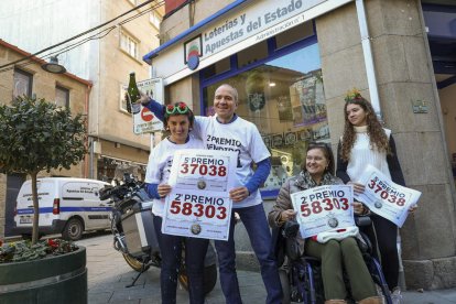 Imagen de archivo de la administración de Lotería de O Grove (Pontevedra) celebra tras repartir el segundo (58303) y del quinto (37038) premio del sorteo de la lotería de Navidad de 2023. EFE / Salvador Sas