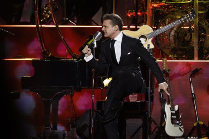 El cantante mexicano Luis Miguel durante el concierto que ha ofrecido este miércoles en el Navarra Arena de Pamplona. EFE/Villar López