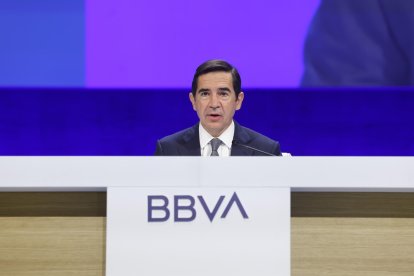 El presidente del BBVA, Carlos Torres, preside la junta general extraordinaria de accionistas que la entidad bancaria ha celebrado este viernes en Bilbao y en la que se ha propuesto la ampliación de capital necesaria para llevar a cabo el canje de acciones con Banco Sabadell. EFE/ Miguel Toña