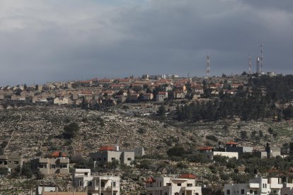 Foto de archivo del asentamiento judío de Elon Moreh desde la localidad palestina de Der Al Hatab, cerca de la ciudad cisjordana de Nablus. EFE/ Alaa Badarneh