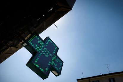 Imagen de archivo de un cartel luminoso de una farmacia mostrando la temperatura en un día de calor. EFE/EPA/GIUSEPPE LAMI