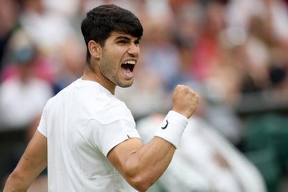 Carlos Alcaraz celebra un punto ante el estadounidense Frances Tiafoe para meterse en los octavos de final del torneo de Wimbledon.EFE/EPA/ADAM VAUGHAN