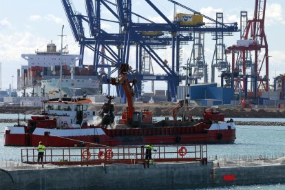 Imagen de las grúas de la zona de carga del puerro de Valencia.EFE/ Almudena Torres