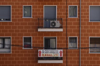 Un vecino de una finca denuncia la existencia de un apartamento turístico ilegal en Madrid. EFE/J.J.Guillen