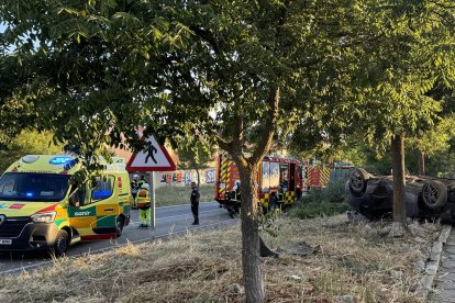 Vista del lugar donde esta mañana ha tenido lugar un vuelco de vehículo en Torres de la Alameda, en el que un turismo con tres ocupantes ha impactado contra un árbol quedando el vehículo volcado. A su llegada, los sanitarios del SUMMA112 han intubado y trasladado en helicóptero, con politraumatismos y pronóstico grave a uno de los ocupantes. EFE/ Summa 112 ***SOLO USO EDITORIAL/SOLO DISPONIBLE PARA ILUSTRAR LA NOTICIA QUE ACOMPAÑA (CRÉDITO OBLIGATORIO)***