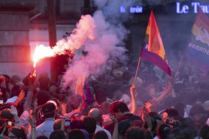 Cientos de ciudadanos celebran el resultado electoral en la simbólica Plaza de la República en París, ayer.