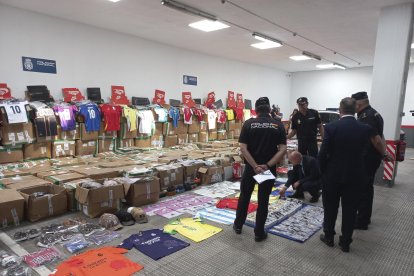 La Policía Nacional ha detenido a diez personas y ha incautado más de 65.000 artículos de ropa y calzado deportivo falsificados, con un peso de diez toneladas y un valor de 2,3 millones de euros, en un golpe al 