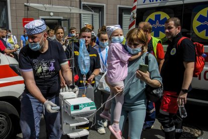 Una niña evacuada del hospital infantil de Kiev atacado por Rusia, en el que murieron cuatro menores, el 8 de julio de 2024. EFE/EPA/VLADISLAV MUSIIENKO