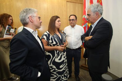 Un momento del encuentro entre las partes firmantes del convenio ayer tarde en Carucedo.