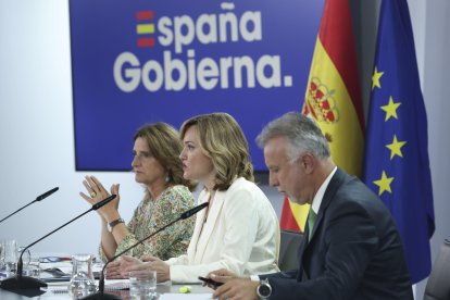 La ministra portavoz, Pilar Alegría, la vicepresidenta tercera y ministra para la Transición Ecológica y el Reto Demográfico, Teresa Ribera, y el ministro de Política Territorial y Memoria Democrática, Ángel Víctor Torres, este martes durante rueda de prensa posterior el Consejo de Ministros.-EFE/ Kiko Huesca