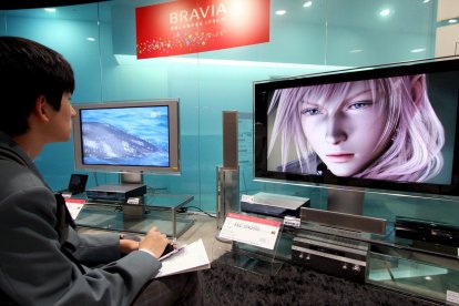 Imagen de archivo de un estudiante mirando una pantalla. EFE/Franck Robichon