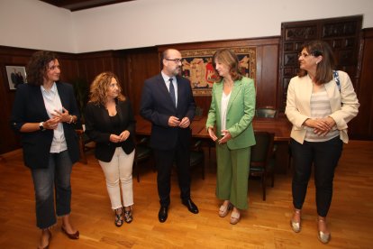 Primera visita institucional de la nueva rectora de la ULE al Ayuntamiento de Ponferrada.