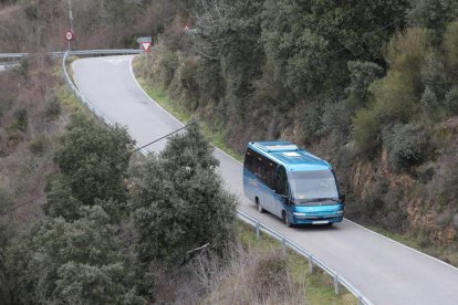 Autobús en una carretera de Friera