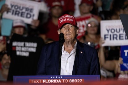 El expresidente de EE.UU. Donald Trump pronuncia un discurso durante un evento de campaña en el resort Trump National Doral Miami en Doral, Florida, EE.UU., el 9 de julio de 2024. EFE/EPA/Cristóbal Herrerera-Ulashkevich