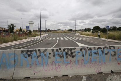 El vial de San Juan de Dios, que debe facilitar el acceso entre San Andrés y León, lleva más de tres años terminado y sin abrir.