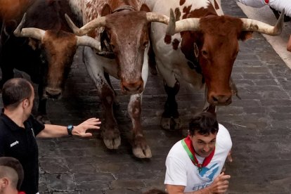 Los toros de la ganadería de Fuente Ymbro a su paso por la Cuesta de Santo Domingo en el cuarto encierro de los Sanfermines este miércoles en Pamplona. EFE/Sergio Martín