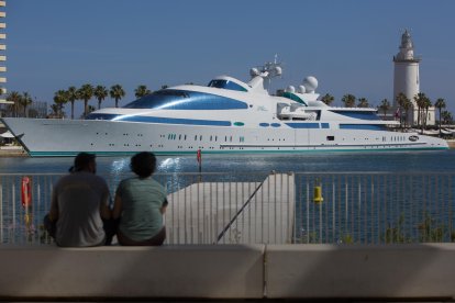 El yate Yas, uno de los más grandes y exclusivos del mundo, propiedad del millonario Hamdan Bin Mohammed bin Rashid Al Maktoum, príncipe heredero de Dubái, en una imagen de archivo en el puerto de Málaga. EFE/ Daniel Pérez