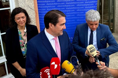 Lidia Coca, Juan Carlos Suárez-Quiñones y Eduardo Diego, este miércoles en Ponferrada, en un foro de El Bierzo Digital.