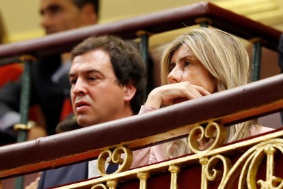 Imagen de archivo de David Sánchez, hermano del presidente del gobierno en la tribuna de invitados del Congreso junto a Begoña Gómez. EFE/Ballesteros