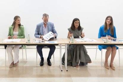 La princesa Leonor (i), el Rey Felipe VI, la Reina Letizia (2d) y la Infanta Sofía (d) durante el encuentro que han mantenido con los miembros del Consejo Asesor Joven.EFE/ David Borrat