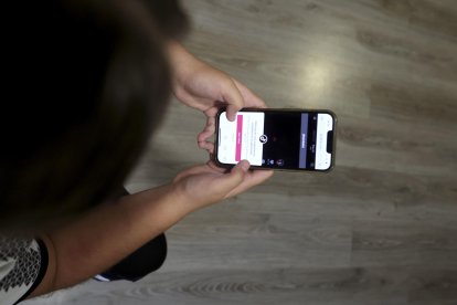 Imagen de una chica mirando su teléfono móvil en una imagen de archivo. EFE/ J.M. García