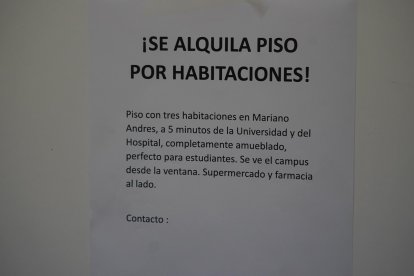 Un cartel de alquiler, en una imagen de archivo.