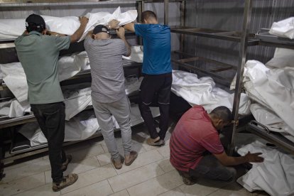 Palestinos lloran la muerte de allegados en la morgue del hospital de Jan Yunis, este 9 de julio. EFE/EPA/HAITHAM IMAD