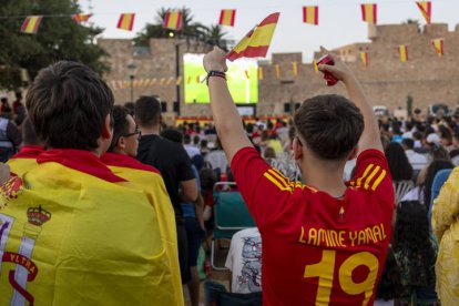 MELILLA, 09/07/2024.- Cientos de melillenses han celebrado de manera eufórica este martes el pase de España a la final de la Eurocopa 2024 tras vencer por 2-1 a la selección francesa. EFE/Giner