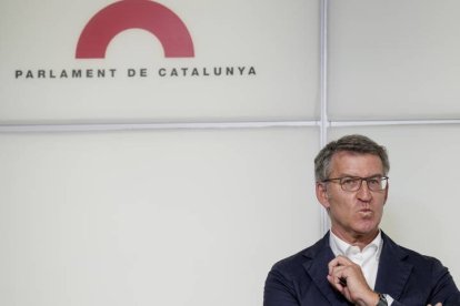 El líder del PP, Alberto Núñez Feijóo, durante la rueda de prensa ofrecida en el Parlament de Cataluña desde donde ha defendido este lunes la 