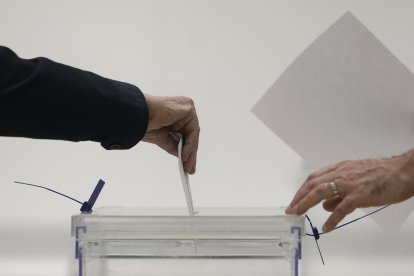 Foto de archivo de un ciudadano deposita su voto en un colegio electoral. EFE/Andreu Dalmau