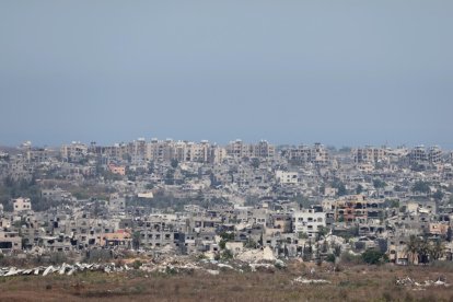 Edificios destruidos dentro de Gaza vistos desde el lado israelí de la frontera con la Franja de Gaza, sur de Israel, 11 de julio de 2024. Más de 37.000 palestinos y más de 1.400 israelíes han muerto, según el Ministerio de Salud palestino y las Fuerzas de Defensa de Israel (FDI), desde que militantes de Hamás lanzaron un ataque contra Israel desde la Franja de Gaza el 7 de octubre de 2023 y las operaciones israelíes en Gaza. y Cisjordania, que le siguió. EFE/EPA/ABIR SULTAN