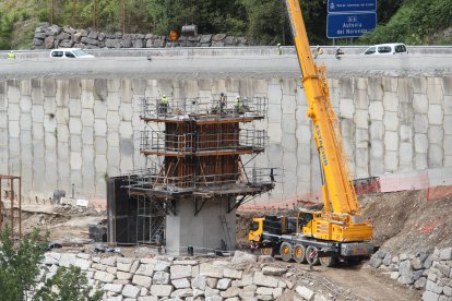 Las obras de construcción del nuevo viaducto, que se espera que reabra a finales de año.