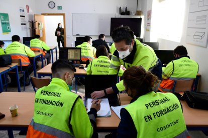 Imagen de archivo de varios estudiantes en un aula de la F.P. Dual que se imparte en las instalaciones del Grupo Cosentino en Cantoria, Almería. EFE/Carlos Barba