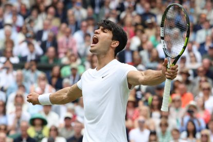 Wimbledon (Reino Unido), 12/07/2024.- El tenista español Carlos Alcaraz celebra después de lograr el pase a la final del torneo de Wimbledon -en el que defiende título- tras derrotar en la semifinal al ruso Daniil Medvedev. EFE/EPA/NEIL HALL EDITORIAL USE ONLY