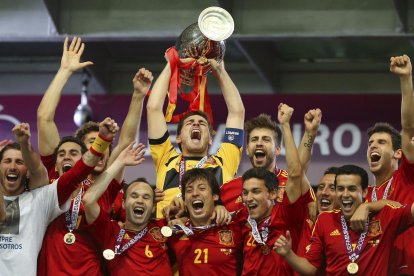 El guardameta de la selección española de fútbol Iker Casillas (c), levanta el trofeo que acredita a su equipo como vencedor de la Eurocopa 2012 tras la final disputada ante Italia en el estadio Olímpico de Kiev, Ucrania, el 1 de julio de 2012. España ganó 4-0. EFE/Srdjan Suki