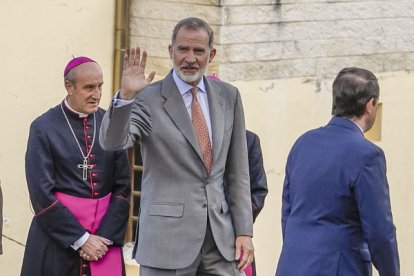 El rey Felipe VI y el presidente de la Junta, Alfonso Fernández Mañueco, inauguran la XXVII edición de Las Edades del Hombre, con sede compartida entre Villafranca del Bierzo y Santiago de Compostela. En la imagen saluda a las autoridades a la llegada a Villafranca del Bierzo