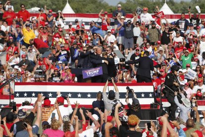 El expresidente de EE.UU., Donald Trump es evacuado de un mitin en Butler Pensilvania después de que se escucharan tiros en lugar y que al parecer lo alcanzaron a herir. EFE/EPA/DAVID MAXWELL